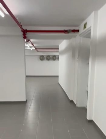 למכירה משרד במרכז מסחרי!