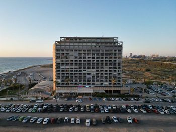 סטודיו עם נוף פתוח לים – חוף הצוק ת"א