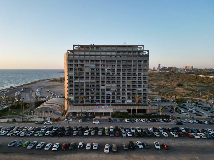 סטודיו עם נוף פתוח לים – חוף הצוק ת"א