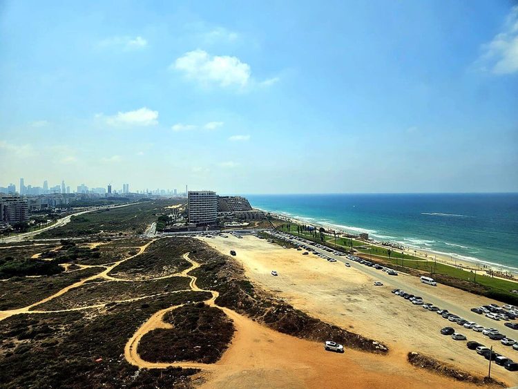 סטודיו עם נוף פתוח לים – חוף הצוק ת"א