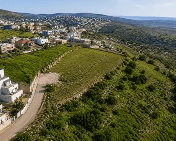 מגרש בכפר ריינה בשכונת ואדי אלקונטרה