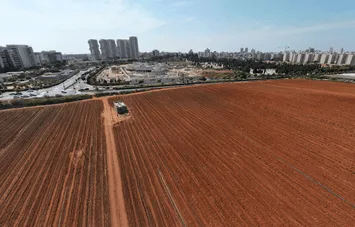 מגרש פרטי בייעוד למגורים, מסחר ותעשיה