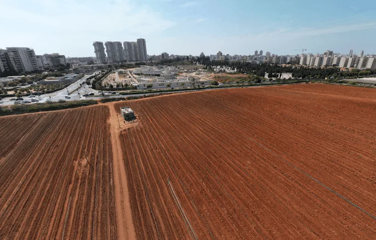 מגרש פרטי בייעוד למגורים, מסחר ותעשיה