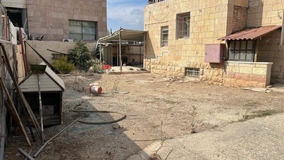 להשכרה בית ערבי עם יעוד למסחר.