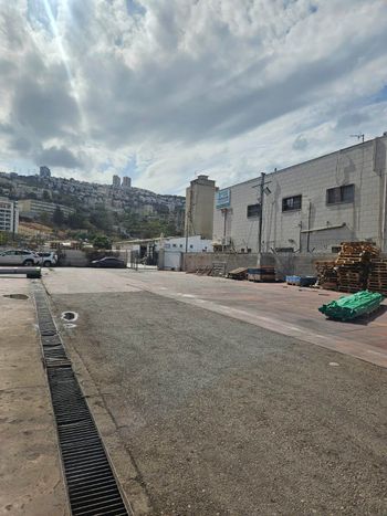 להשכרה מגרש + מבנה בנשר!