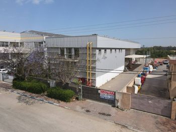 כ- 1,100 מ״ר מבנה לתעשייה/אחסנה ומשרדים