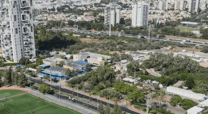 מבנה עצמאי למסחר ואחסנה בסביבת מגורים