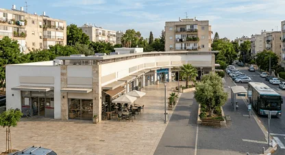 למכירה מרכז מסחרי בלב שכונת מגורים