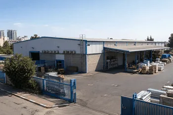 להשכרה מבנה תעשייה כ-2400 מ"ר כולל חצר