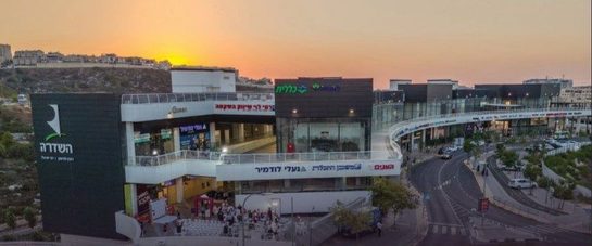 בקניון השדרה קומת כניסה ממוזגת ומרוצפת