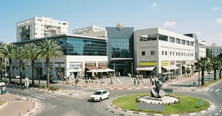 מרכז מסחרי למכירה ברעננה